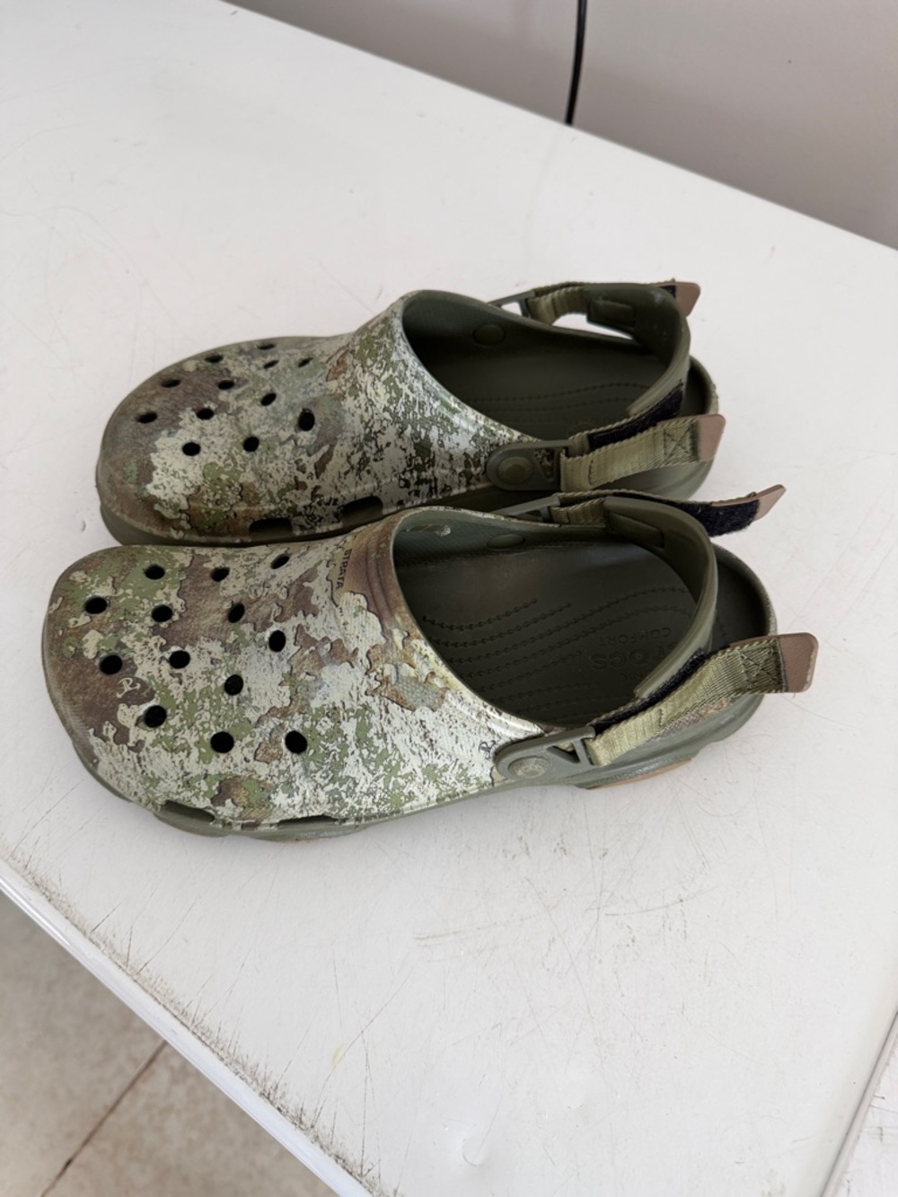 CROCS Men's size 10 Camouflage Pattern Classic Clog - Green Brown - Picture 2 of 4
